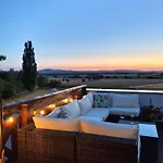 Eber Z Dala Od Miasta *